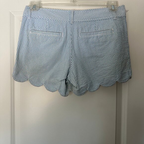 Lilly Pulitzer Buttercup Scalloped Shorts in Blue Seersucker, size 4 - Picture 2 of 5